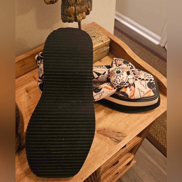 Super Fun and comfortable sandals, only wear them one time (small for me) - Picture 4 of 6